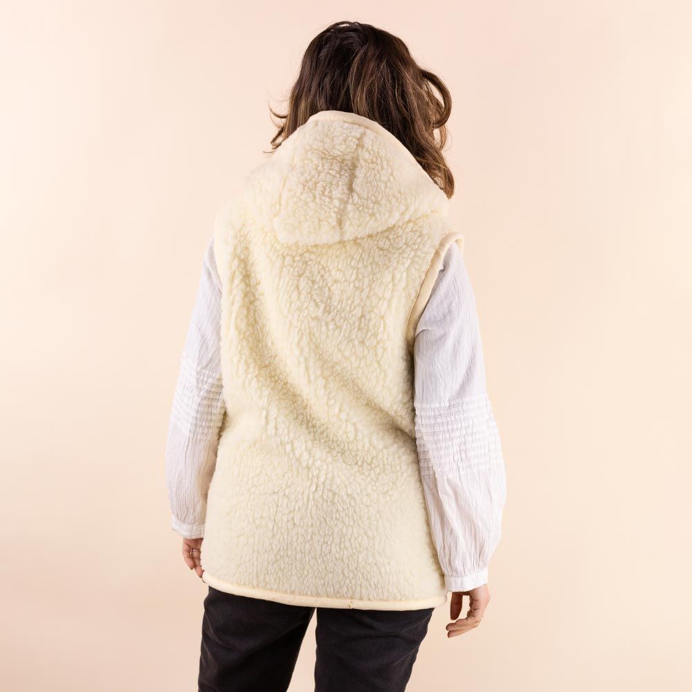 Chaleco de lana beige con pompones