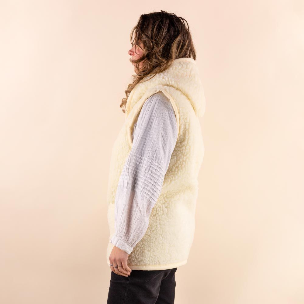 Chaleco de lana beige con pompones