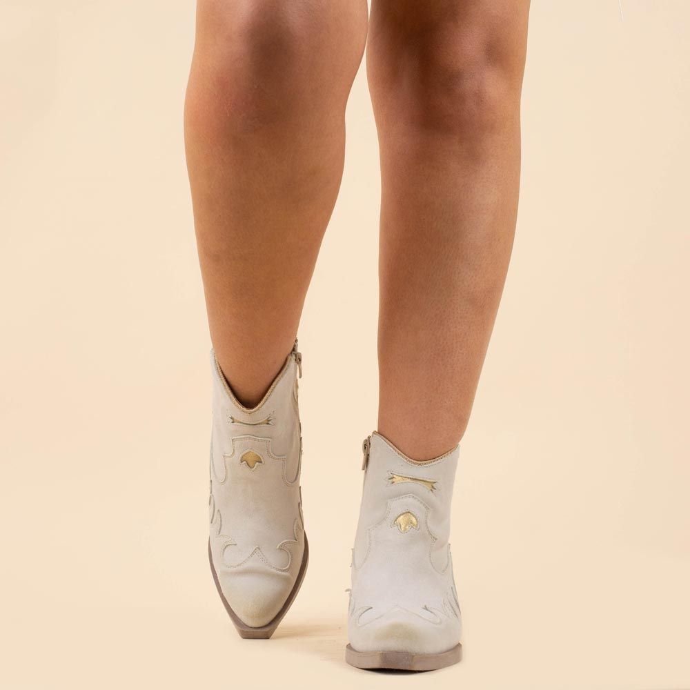 Botas bohemias Nemonic 2353 ante color blanco roto